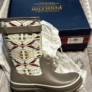 Heritage white sands Pendleton short women’s boot. Size 9. Never worn. Too big.